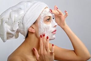 applicare una maschera per il ringiovanimento della pelle