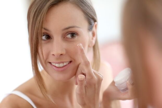 applicare la crema per ringiovanire la pelle intorno agli occhi