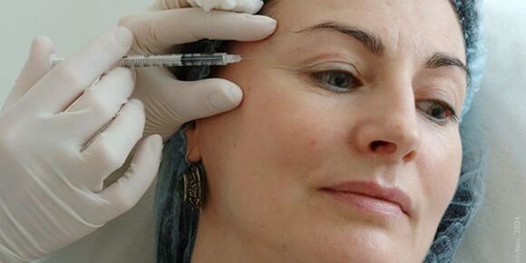 siringa accanto al volto della donna