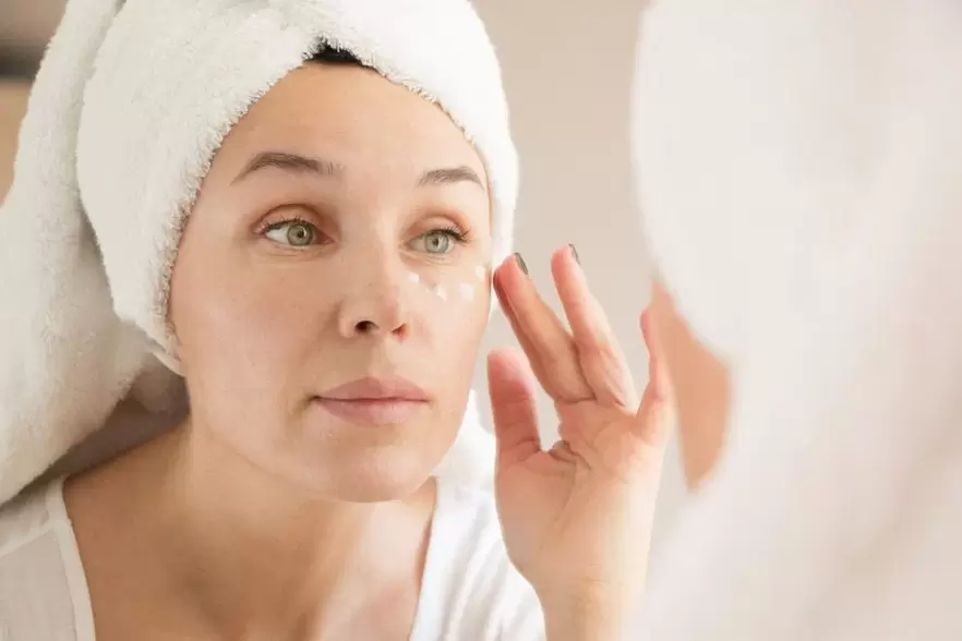 applicare la crema antirughe sotto gli occhi
